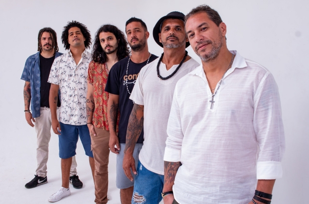 Renato Casanova, o vocalista do Casaca; em seguida, Flavinho, no tambor de condução; Luan, no tambor de repiques; Guilherme, na guitarra; Jheyfer, na casaca e Chapecó, no baixo. (Foto: Ultra Agência Digital).