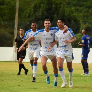 Jogadores comemoram o gol de João Paulo (Foto: Clara Fafá/Vitória FC)
