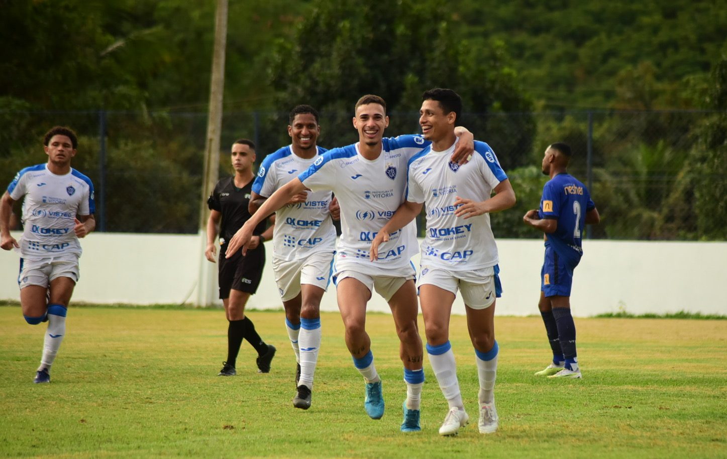 Jogadores comemoram o gol de João Paulo (Foto: Clara Fafá/Vitória FC)