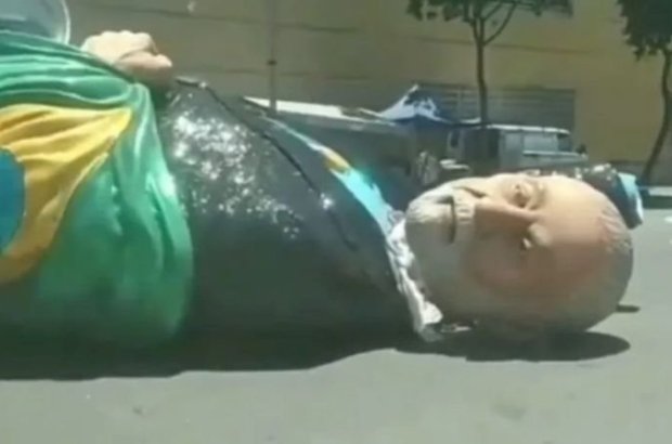 Carro-Alegorico-Lula