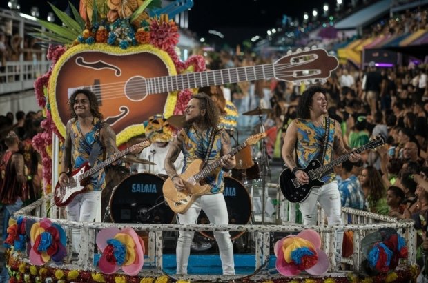 Foto-coluna-letrados-of-a-rock-band-performing