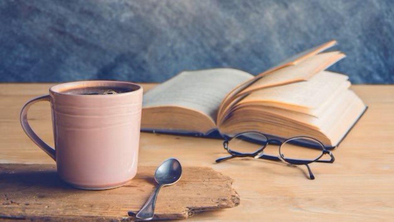 cafe-com-livro-freepik