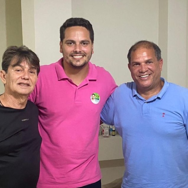 Iniciativa do vereador Camillo Neves resgata a história do 'Pequeno Príncipe' do Vasco para celebrar lideranças que lapidam novos talentos e combatem a vulnerabilidade social na base. À esquerda na foto, Luiz Carlos dos Santos (Lula D’Vitória). No centro, o vereador Camillo Neves, acompanhado de Geovani Silva (in memoriam). (Foto: Divulgação)