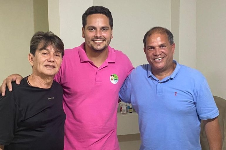 Iniciativa do vereador Camillo Neves resgata a história do 'Pequeno Príncipe' do Vasco para celebrar lideranças que lapidam novos talentos e combatem a vulnerabilidade social na base. À esquerda na foto, Luiz Carlos dos Santos (Lula D’Vitória). No centro, o vereador Camillo Neves, acompanhado de Geovani Silva (in memoriam). (Foto: Divulgação)