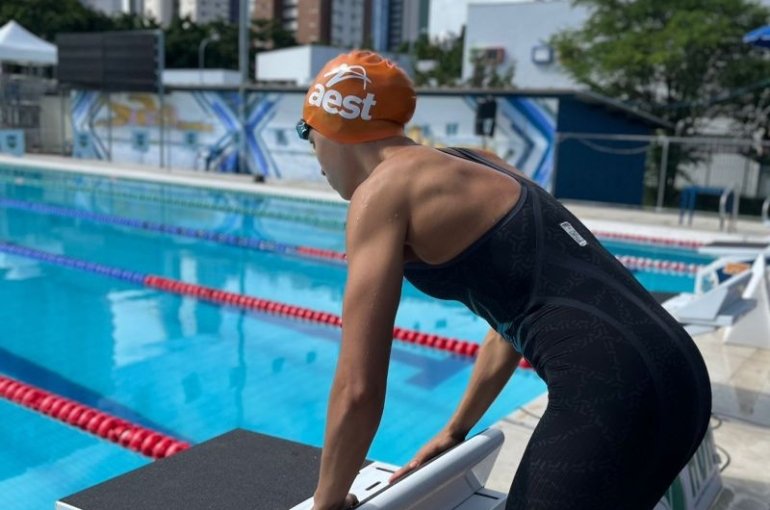 A atleta Milena Moraes Pizzin, do Clube AEST, conquistou a vaga após vitória nos 50 metros borboleta durante os Jogos Universitários Brasileiros (JUBs) 2026. (Foto: AEST)