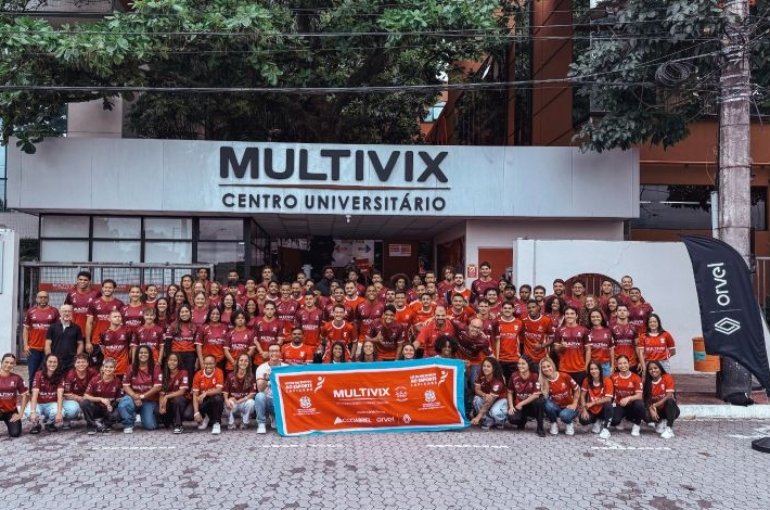 Kit foi entregue para 162 estudantes e contém camisa e bermuda da instituição; evento contou com a presença da jornalista Bárbara Coelho. (Foto: Divulgação)
