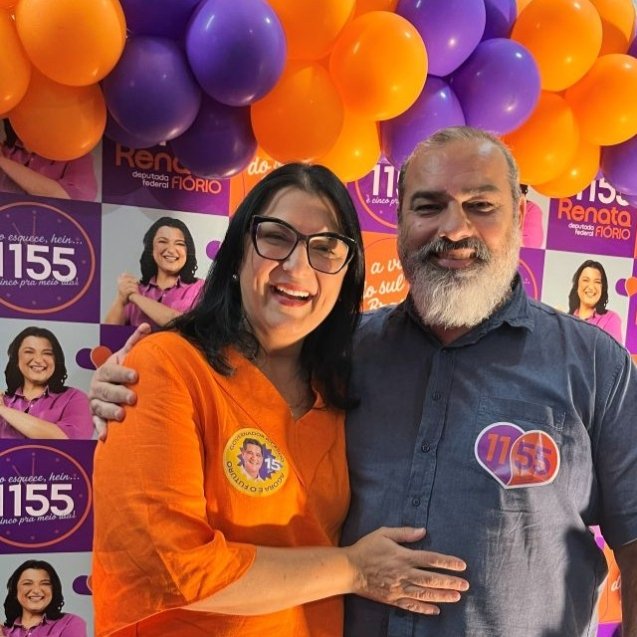 Lançamento em Cachoeiro de Itapemirim reuniu lideranças políticas e reforçou a necessidade de ampliar a representação da região no Congresso Nacional. Na foto, a candidata Renata Fiorio aparece ao lado de Marcos Delmaestro, secretário-geral do Progressistas (PP) no Espírito Santo. (Foto: Divulgação)
